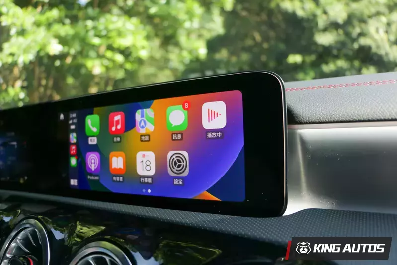 小改款後，Apple CarPlay跟Android Auto能在全畫面的在10.25吋中控螢幕上顯示。黑色的是邊框。
