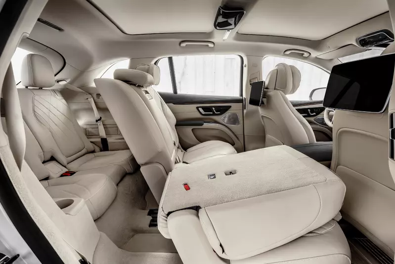 EQS SUV 450 4MATIC車艙空間，雙前座後方的螢幕為選配。