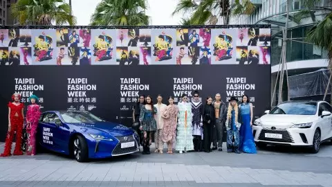 Model群穿著設計師服裝與Lexus Electrified LC 500h及RX 350h時尚展車合影，呈現DE&I多元共融精神。