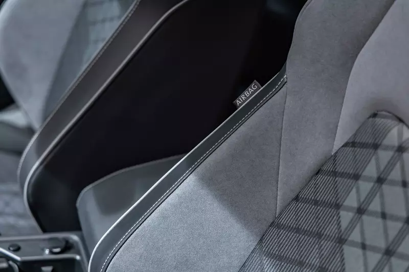 24年式Golf全車系配備駕駛艙中央SRS氣囊，在2022年Euro NCAP撞擊測試中，榮獲滿分五顆星。