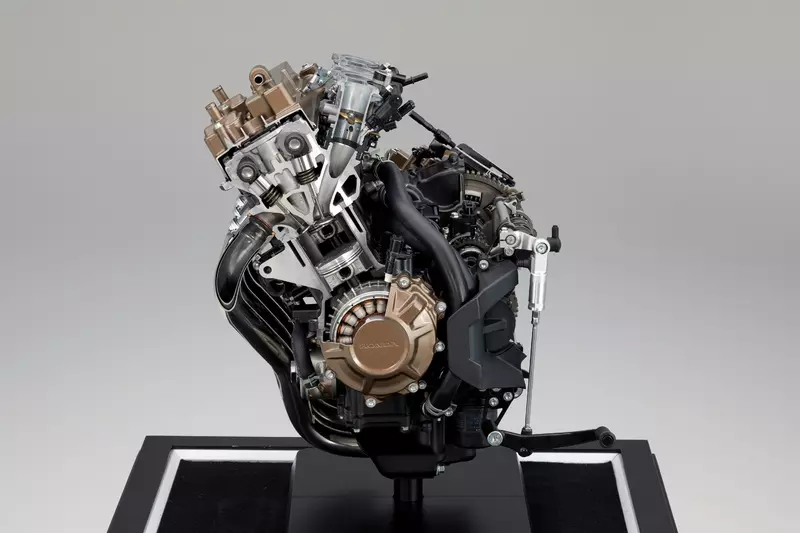 649cc並列四缸引擎。