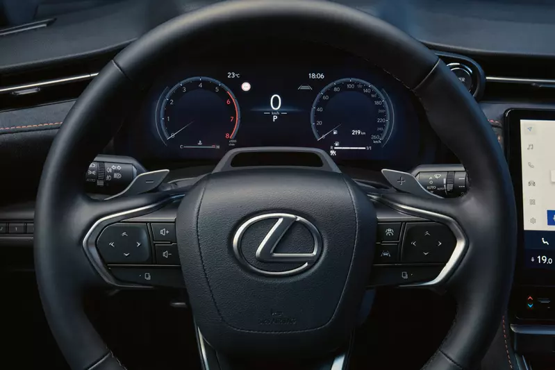 日規LBX全車系標配9.8吋中控螢幕(上)，與12.3吋數位儀表(下)。