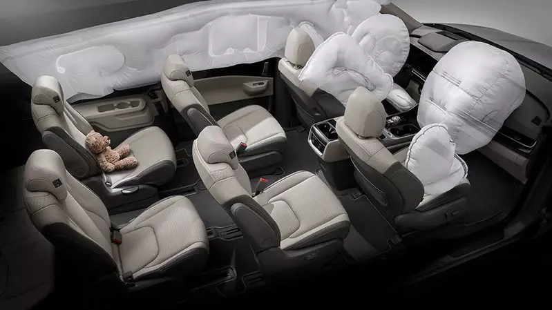 小改款車型新增新增第一排座椅中央側氣囊，全車系標配8氣囊。