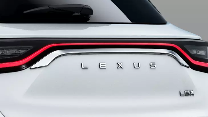 Lexus LBX Modellista套件的車尾門鍍鉻飾條