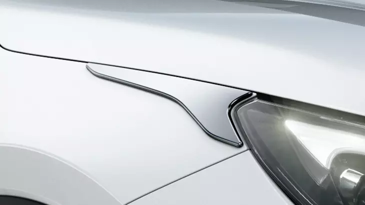 Lexus LBX Modellista套件的頭燈鍍鉻飾板