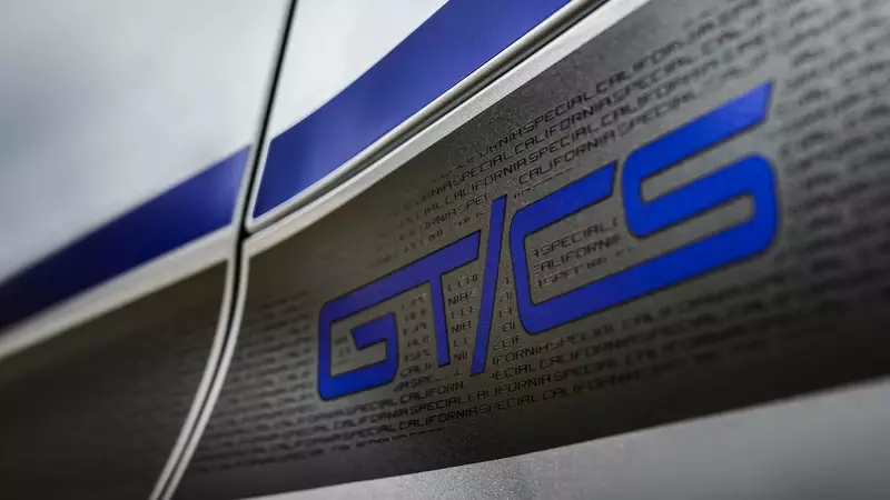 藍色的“GT/CS”徽章