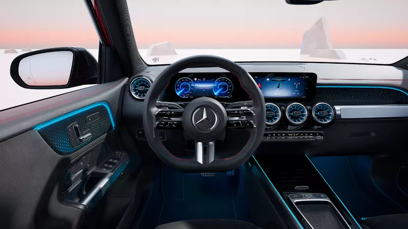 全車系統一標配10.25吋數位儀錶與10.25吋多媒體螢幕，圖片為AMG Line套件所使用的多功能 Nappa 真皮平底跑車方向盤 (代碼 L5C)