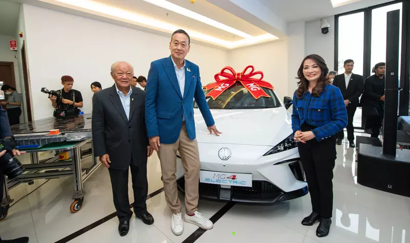 泰國製造電動車MG4亮相，泰國總理賽塔總理親自到場試駕。圖片來源：上汽集團