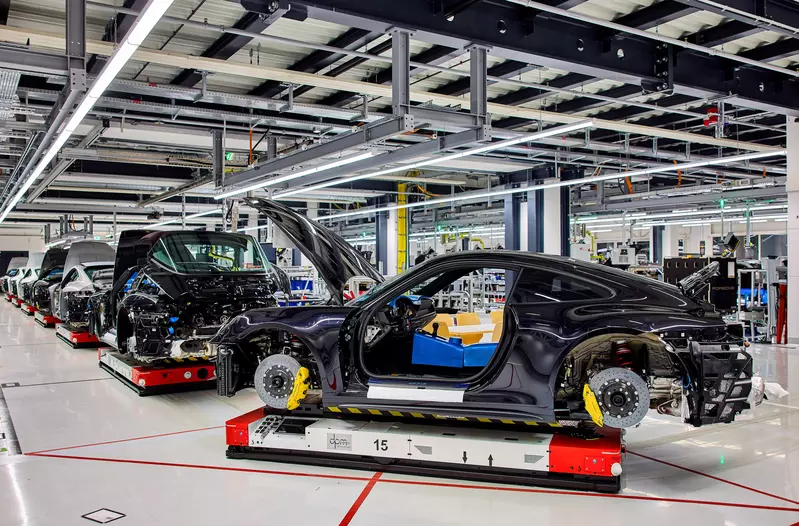 Porsche位於祖文豪森總廠同步為跑車生產系統進行升級，透過全新的無人載具的導入，提升雙門跑車的產能以及生產工序的彈性。