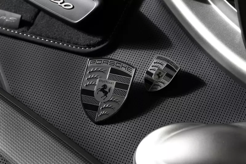 Porsche在2023年的市值成長20%，圖為日後將使用在Turbo車款的黑化盾徽。