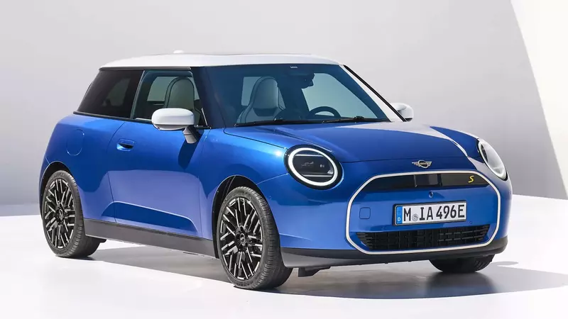 2023年9月，德國IAA車展上推出與中國長城汽車合作的三門Mini Cooper純電掀背車，該車目前只在中國生產，英國牛津工廠預計2026年起生產。