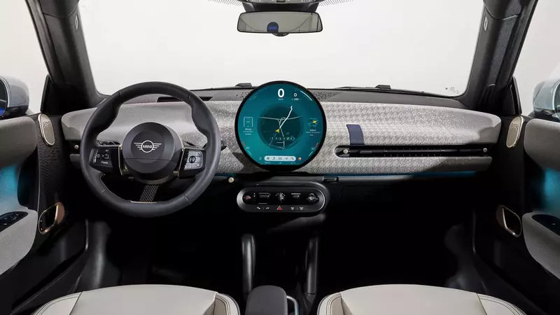 三門Mini Cooper純電掀背車，中控台極為精簡。以抬頭顯示取代儀表板，圓形中控螢幕能全畫面全圓顯示。
