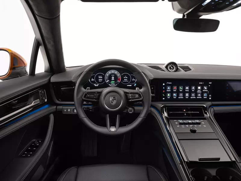 駕駛者體驗概念打造的座艙將數位與類比元素之間取得完美平衡，將重要的駕駛控制元件圍繞著駕駛者為主軸設置。圖為Panamera Turbo E-Hybrid內裝。