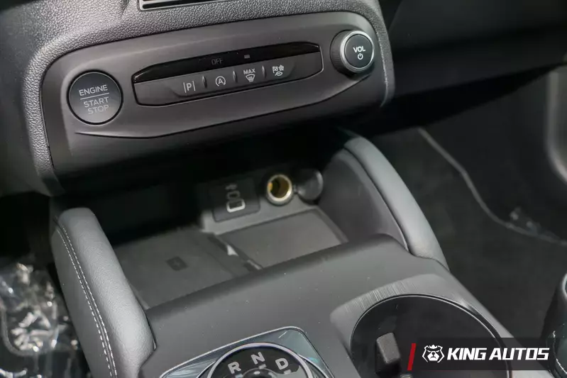 高階車款獨享的Qi無線充電。位置好放好拿，充電效率還能接受。
