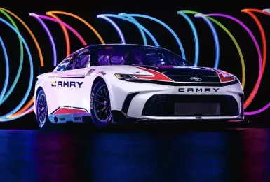 新世代《Toyota Camry》明年參與NASCAR賽事｜V8引擎配4速自排變速箱 後輪驅動 馬力上看670匹