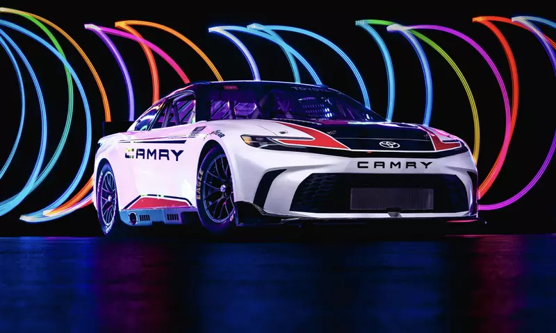 全新Camry XSE賽車，車頭以9代市售量產Camry的外觀為基礎打造而來。搭載5.86升V8 OHV自然進氣引擎，採後輪驅動設定。