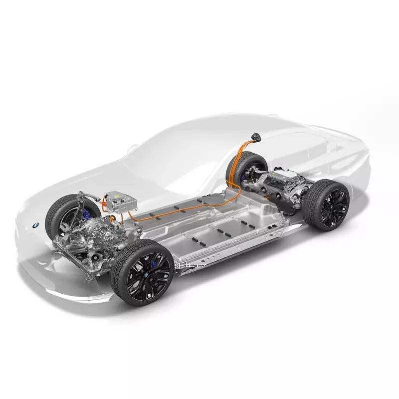 BMW i5與油車共享CLAR後驅平台打造，從官方的透視圖可以看出，設計圖對盡可能地將空間使用最大化。原本油電車放置傳動軸的地方，在電動車上則改放電池。i5車系雙車型，統一搭載83.9度電池，本次試駕車款eDrive40 M Sport的WLTP續航里程為582公里。