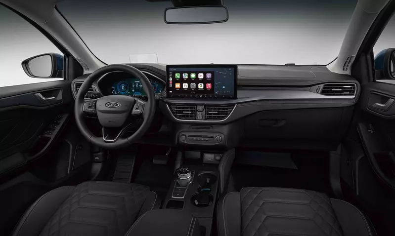 全車系標配13.2吋2K畫質的中控螢幕，圖片中的12.3吋數位儀表為頂規車款獨享的配備。