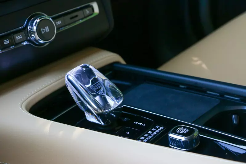 ▲Orrefors 水晶排檔桿頭為Ultimate車款專屬，旁邊為全車系標配的手機無線充座。