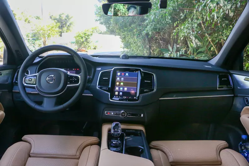▲Volvo XC90全車系標配12.3吋數位整合資訊儀錶組與9 吋整合觸控螢幕中控台