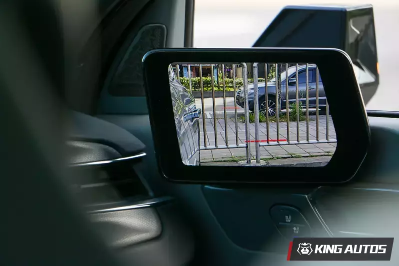 選配的車外電子式後視鏡，其擺放位置與常規鏡片式後視鏡相同，很快就能適應。並提供兩條紅線作為車距參考，大幅降低使用上的不習慣。