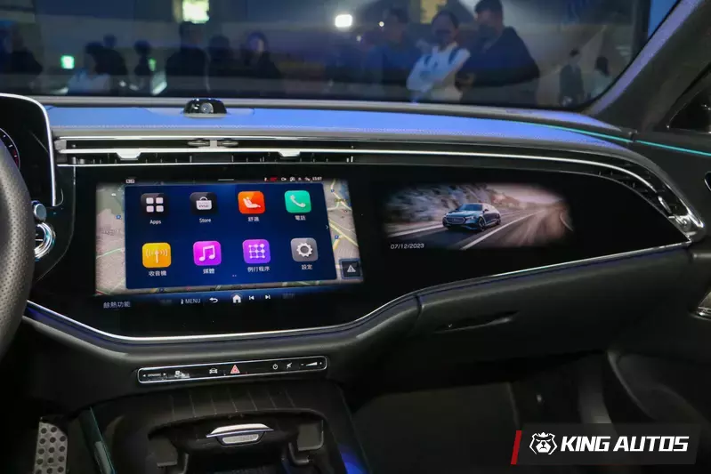 全車系標配的14.4吋中控螢幕，搭載品牌最新第三代MBUX多媒體系統，內建AR擴增實境導航、無線手機雙系統連結等功能。副駕駛座前方的12.3吋觸控式螢幕得選配MBUX Superscreen才有。