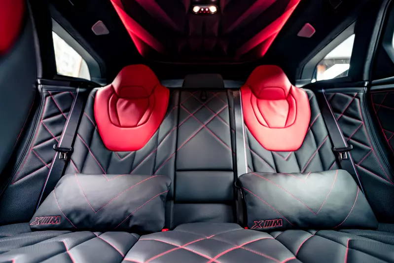 後座寬廣舒適的M Lounge搭配BMW XM Label Red Limited Edition專屬Merino真皮靠枕，讓每一位乘客賓至如歸。