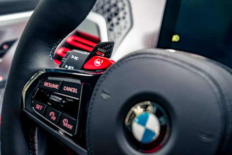左側碳纖維換檔撥片上「BOOST」字樣專屬於BMW XM Label Red，飽滿強悍動力為每一趟駕馭增添無可比擬的熱血感受。
