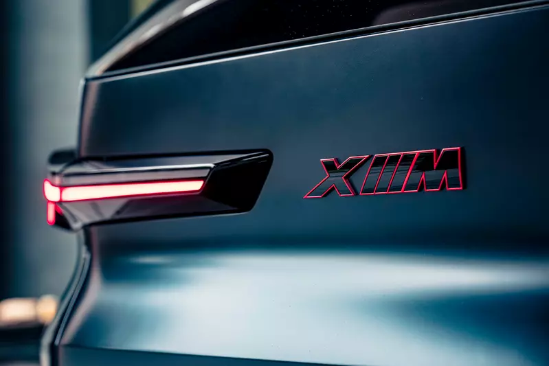 全新BMW XM LABEL RED LIMITED EDITION車型銘牌以紅色線條圍繞 ，鮮明對比色彩極度亮眼。