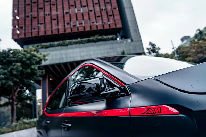 以Toronto Red Metallic打造的車側風格飾條，自前輪拱上方延伸至車尾與窗框相接，承襲最經典的BMW M1車身線條設計元素。