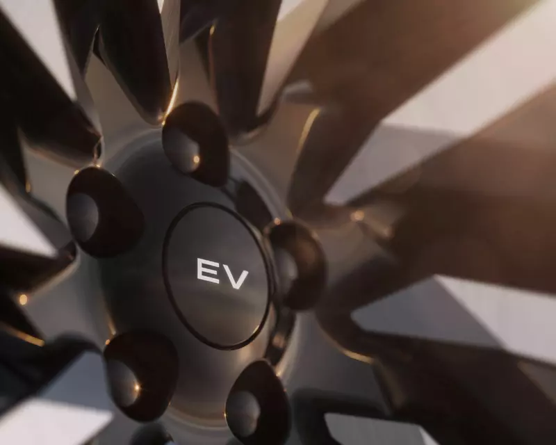 Range Rover Electric鋁圈蓋上印有彰顯純電動力身分的EV字樣