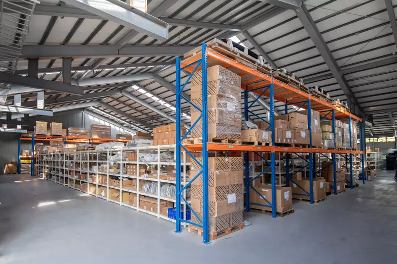 500坪零件庫房，完備各式零組件，結合IVECO完善的全球客戶供應零件體制，維修保養快速可靠。