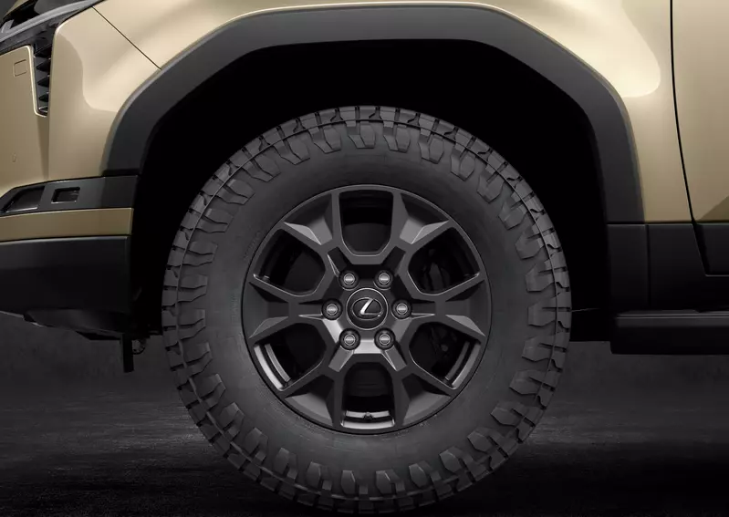 GX Overtrail標配18吋鋁圈，搭配33吋全地形輪胎。
