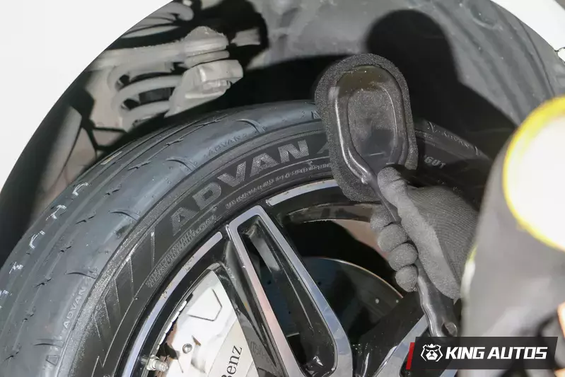 ▲鋁圈鎖緊後，將輪胎擦上輪胎油，讓胎壁上的ADVAN字樣亮晶晶。