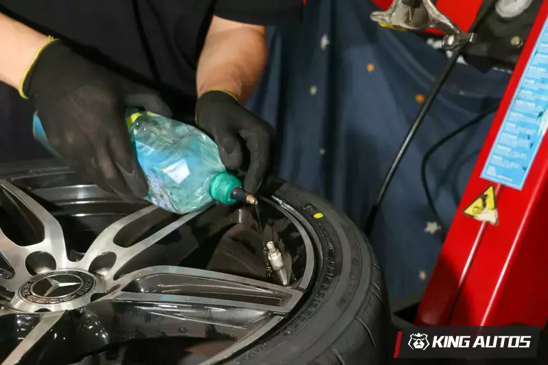 ▲換上新的汽門芯，並用清水在輪胎的汽門嘴確認最後的氣密性是否良好。