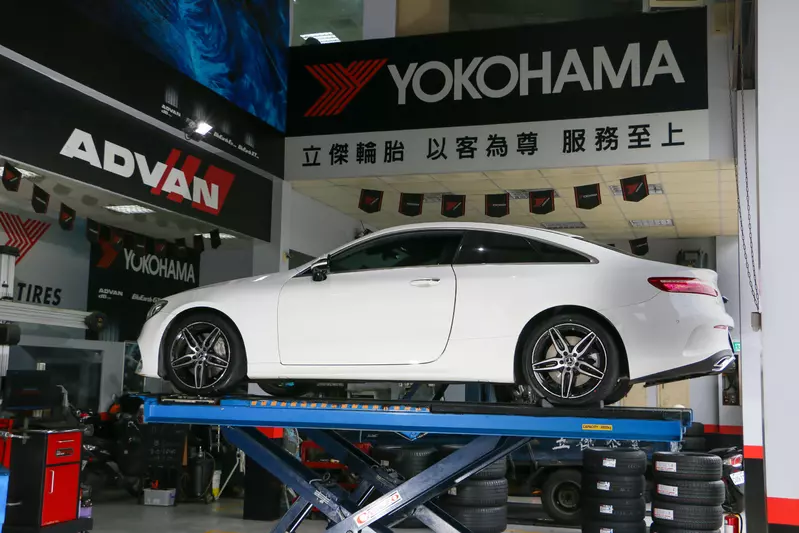 ▲這次來《YOKOHAMA》特約授權專賣店，幫Mercedes-Benz E-Class Coupe E400 4MATIC換上品牌主打主打操控性能、舒適性能，同時兼具乾抓與濕抓的《ADVAN Apex V601》。