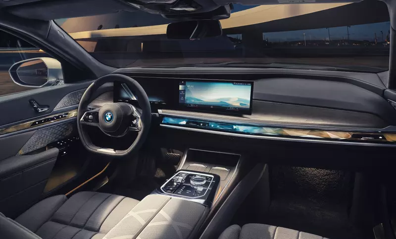 由12.3吋虛擬數位儀錶與14.9吋中控觸控螢幕所構成的懸浮式曲面螢幕，結合BMW環繞光幕與全新BMW Operating System 8.5，為座艙帶來了更圖像式且直覺的使用邏輯，SWAROVSKI頂級水晶內裝套件更展現出精湛無比的質感。