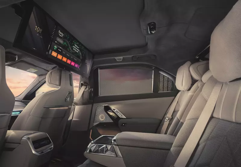 車壇唯一的31.3吋BMW懸浮式劇院螢幕、5.5吋後座專屬觸控螢幕與Bowers & Wilkins頂級音響系統，搭配上豪華型四區恆溫空調、全景式玻璃車頂與後座豪華總裁座椅，將後座打造成擁有絕佳視聽饗宴的頂級私人豪華劇院，猶如陸上頭等艙的層峰舒適座艙氛圍。