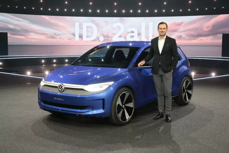 Volkswagen ID.2all概念車與品牌執行長Thomas Schaefer