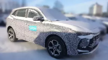 新世代《MG HS》首次曝光|水箱護罩像Kuga 排檔桿像Audi