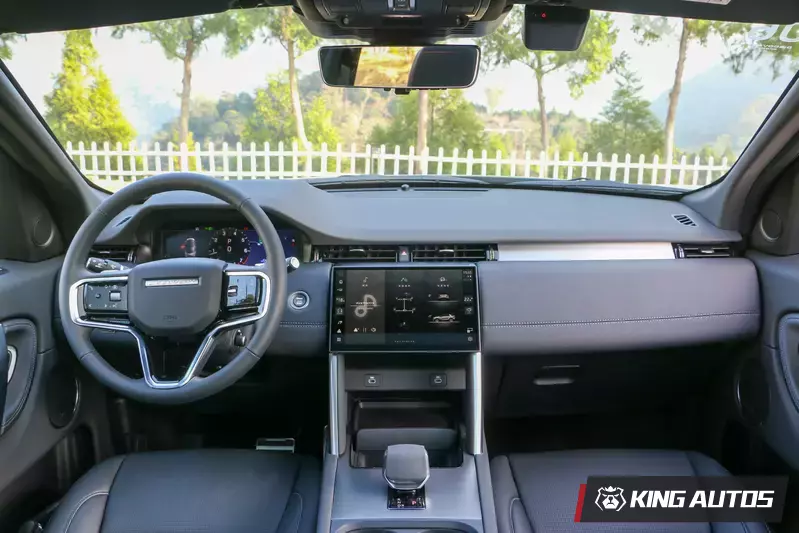 11.4吋曲面式玻璃觸控螢幕，取消大量實體按鍵後，車內布局更精簡。
