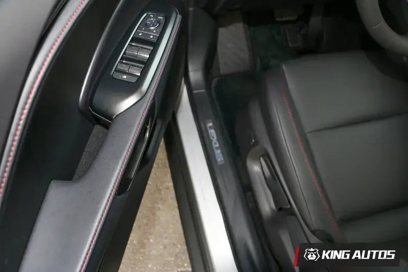 車內門把手底部，一般來說都會是硬塑膠。LBX則是舖上質地柔軟的內襯，小細節相當用心。