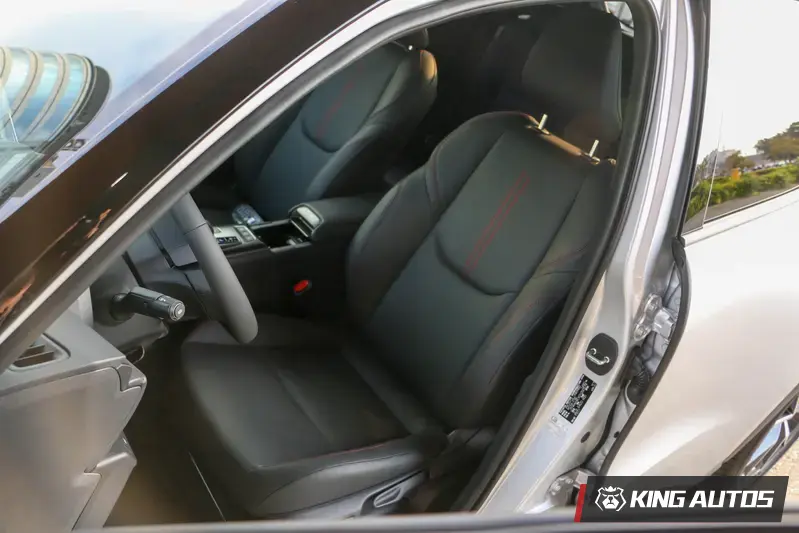 駕駛座發泡棉偏軟，全車系標配座椅加熱功能。