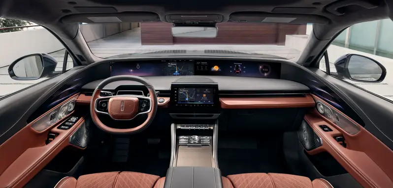 從官方媒體資料的資料查來判斷，中控台上方的48吋橫幅式螢幕，應該是Lincoln車款獨有的配備。Ford車款應該不會搭載這項配備。
