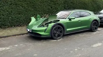 這輛可憐的Porsche Taycan被挖走靈魂之窗