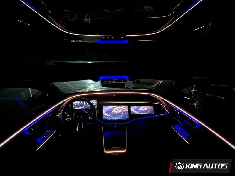 三個螢幕搭配氣氛燈，滿滿科技感。覺得車內太多光害的話...可以關掉wwww