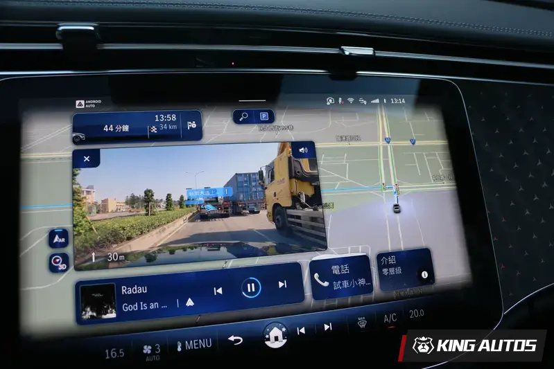 當有話直說功能啟動時，螢幕上會出現紅色麥克風符號，代表車輛正在等待語音指令。