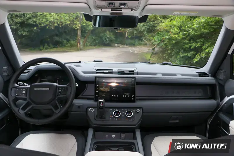 高階車款標配的11吋中控螢幕，在入門車款上無法選配。入門車款標配10吋中控螢幕。