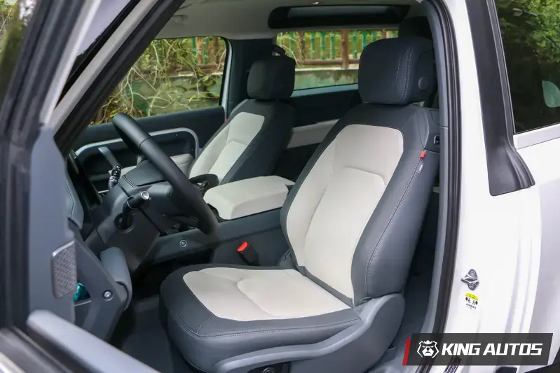 高階車款的溫莎皮革雙前座，具備通風與加熱功能。該配備無法在入門車款上選配。