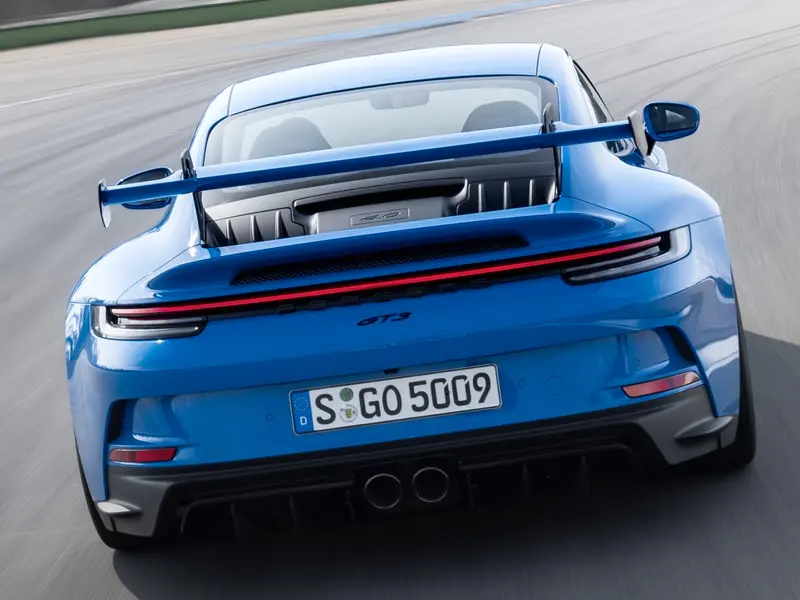 小改款Porsche 911 Targa偽裝車(上)的車尾有著與搭載自然進氣引擎的Porsche 992 911 GT3(下)相當類似進氣口